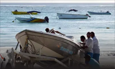 À Trou-aux-Biches : un bateau chavire avec cinq occupants, dont une fille de 3 ans