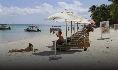 Un bateau chavire à Trou-aux-Biches : quatre touristes danois et le skipper transportés à l'hôpital