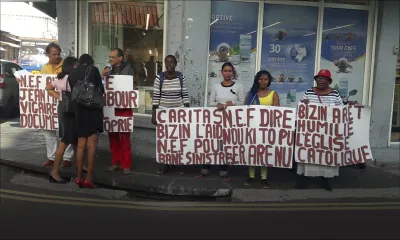 Port-Louis : des sinistrés de Berguitta manifestent devant le bureau d'Alain Wong