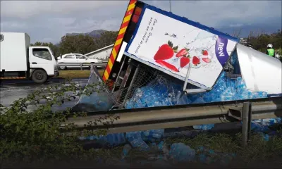 Bagatelle : un camion transportant des bouteilles d'eau se renverse et cause un embouteillage monstre