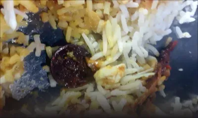 Dans un restaurant à La City Trianon : une pièce de cinq sous dans un plat de Paneer Thali