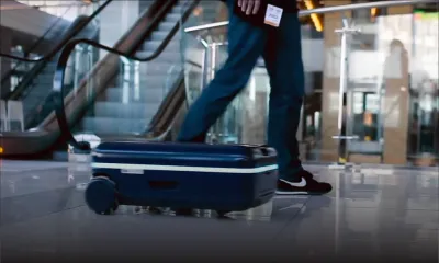  Voici la valise qui obéit à son maître