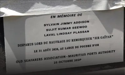 Naufrage du remorqueur Sir Gaëtan : une plaque en mémoire des marins disparus dévoilée à Port-Louis 