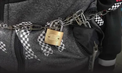 Triolet : enchaîné et enlevé, il saute de la voiture pour fuir