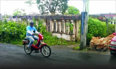 Rue Commerson : une maison délabrée et abandonnée inquiète des Curepipiens