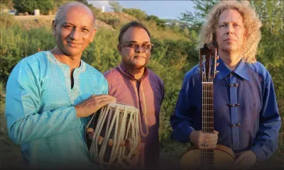 Subhash Dhunoohchand pose ses tablas à Maurice