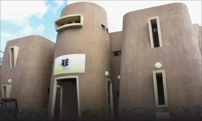 Effondrement d’un faux plafond au Centre Nelson Mandela : dix personnes blessées 