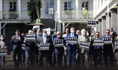 Devant le Parlement : action symbolique de l’opposition pour réclamer la démission du PM