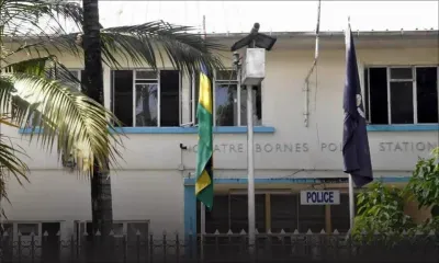 Elle surprend son mari avec sa maîtresse : «Linn fons so loto lor mwa, linn trenn mwa»