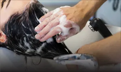 De quoi s’arracher les cheveux : elle souffre de démangeaisons à cause d’un shampoing périmé