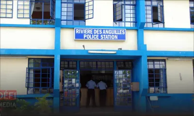 Il est retrouvé inconscient devant sa porte : la thèse de ‘foul play’ privilégiée par la police