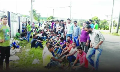 Leur dortoir n’a pas de salle de bains: des ouvriers bangladais de l’Est contraints de faire leur toilette en plein air