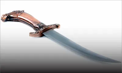 Avec un sabre sous son cou, Il force son père à lui donner de l’argent
