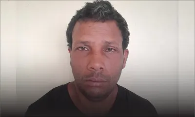 Le chauffeur : «Li ti pou telefonn lapolis, mo’nn fons kamion lor li»