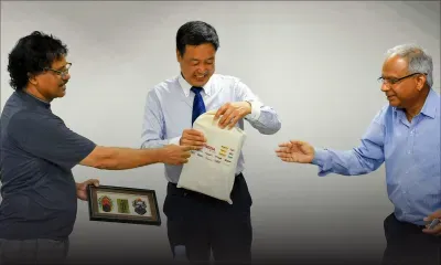 Visite d’une délégation de journalistes de la République populaire de Chine dans les locaux du Défimedia Group