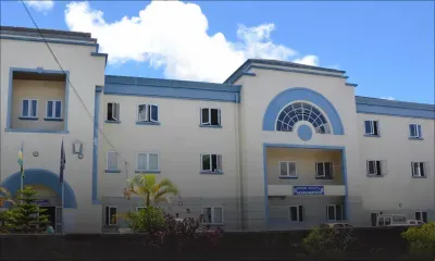 Placé en état d’arrestation : un suspect se fracasse la tête contre une vitre