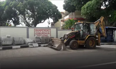 Trottoir obstrué par des plaques en béton 