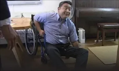 Japon : un handicapé forcé de ramper pour monter dans un avion