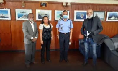 Le Commissaire de police rencontre Dis-Moi