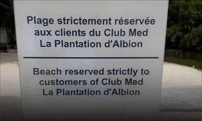 Après les réactions du public : le panneau d’interdiction à la plage enlevé par le Club Med d’Albion