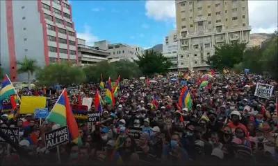Place de la cathédrale : une vue sur la foule rassemblée juste avant le début de la marche citoyenne