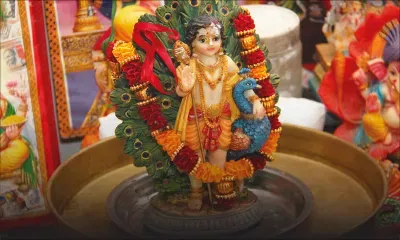 Une statuette de Muruga déverse du miel