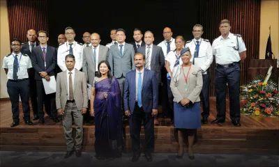 Récompensés par la douane pour avoir sauvé le nourrisson abandonné dans l’avion