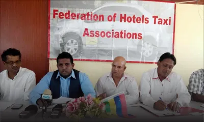 Chauffeurs de taxi d’hôtel: L’opération escargot annulée, mais la pression maintenue