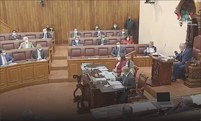 L’opposition et le gouvernement s’attaquent à coup de photos