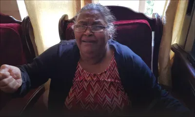 Il meurt après avoir donné un coup de poing dans une vitre - Sa mère : «Mo pa ti kone si mo zanfan so lavi finn ale devan mo laport»