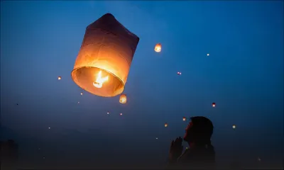 En hommage aux victimes de la Covid-19 : les lanternes volantes remplaceront les pétarades cette année 