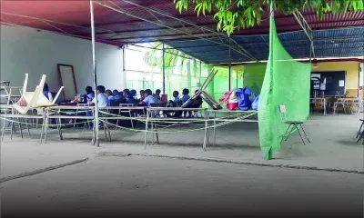 Des salles de classe sous un préau à l’école primaire D. Hurry