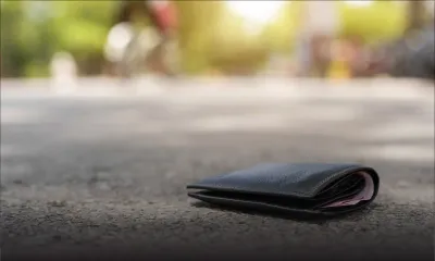 Fait rarissime : elle ramasse un portefeuille et le restitue à son propriétaire 