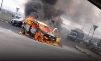 Non loin du rond-point de Jin Fei : une voiture complètement ravagée par le feu