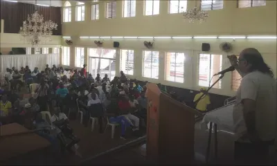 Lors d’une assemblée, dimanche : les employés de l’industrie sucrière brandissent la menace de grève 