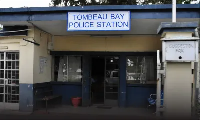 Au poste de police de Baie-du-Tombeau : un suspect brise plusieurs vitres avec sa tête