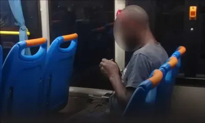 Dans un autobus : il urine dans une cannette de bière et la jette par la fenêtre 