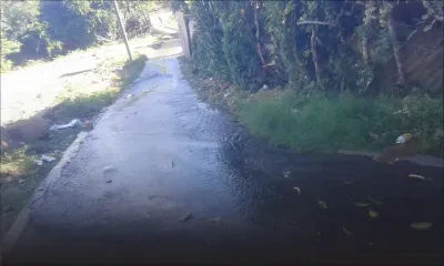 À Pailles : l’eau s’écoule sur la route