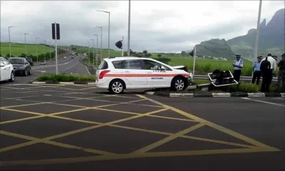 En évitant une voiture à Cascavelle : un véhicule de police percute des feux de signalisation