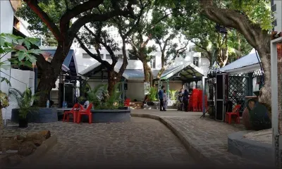 «Malcolm de Chazal dans les rues de Port-Louis»