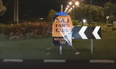 Des affiches du SAJ Fans’ club sur des panneaux de signalisation