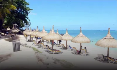 À Trou-aux-Biches - Plage envahie devant un hôtel : entre transats et polémique