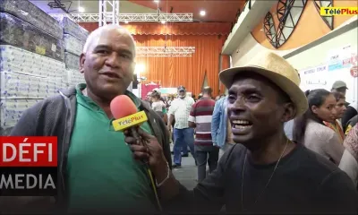 Salon du Déstockage : un visiteur satisfait au micro de Ton Simon