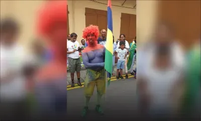Célébrations des JIOI : un supporter peint aux couleurs de l’île Maurice de la tête au pied !