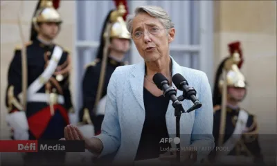 France: la Première ministre a remis sa démission à Macron, qui l'a refusée