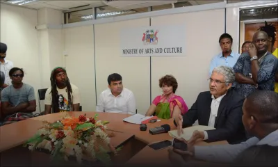 CD piratés: le ministre Dan Baboo rencontre des artistes
