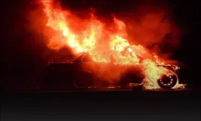 Pailles : une voiture ravagée par le feu ; la police enquête