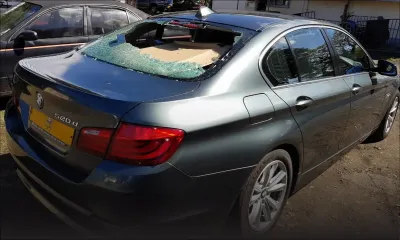 [Vidéo] Quatre-Bornes : un homme lance une brique sur la voiture du maire