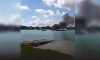 Grand-Baie : un catamaran ravagé par les flammes