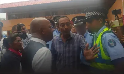 Nomination Day : se disant «traumatisé» après un accrochage verbal, le leader du Party Malin porte plainte contre un policier
